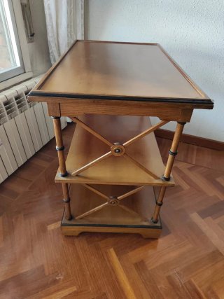 Mesa auxiliar de madera con ruedas
