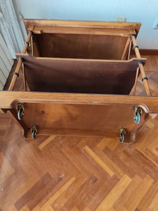 Mesa auxiliar de madera con ruedas