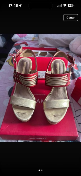 Sandalias de plataforma beige y rojo