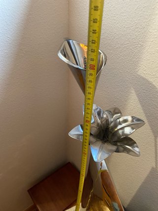 Adorno floral metal cromado