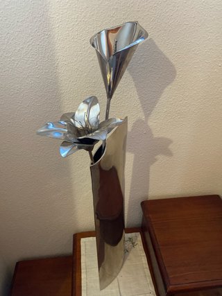 Adorno floral metal cromado