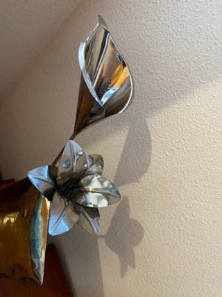Adorno floral metal cromado