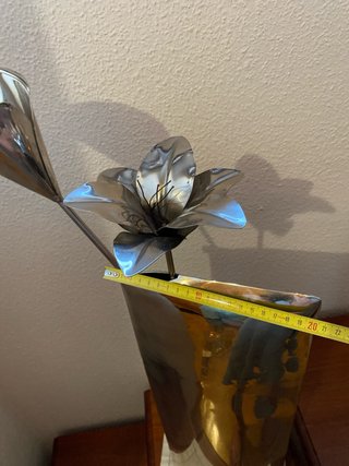 Adorno floral metal cromado
