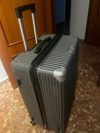 Maleta grande gris con ruedas