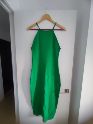 Vestido ZARA verde ajustado