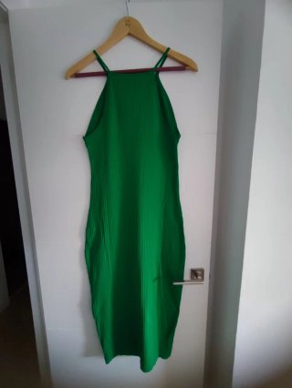 Vestido ZARA verde ajustado