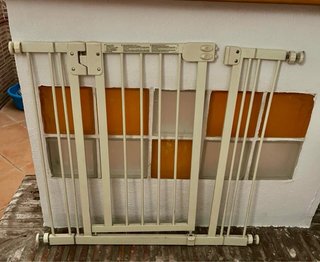 Barrera de seguridad blanca para bebés