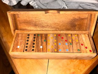 Dominó de madera con fichas de colores antiguo