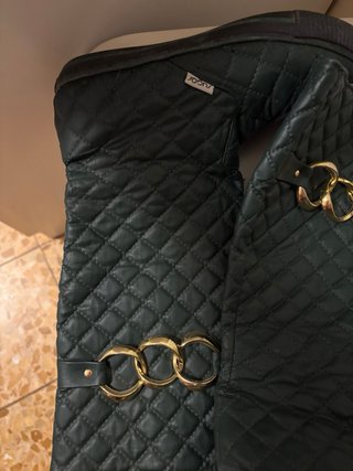 Stivali Ugg trapuntati con fibbia oro