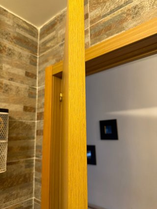 Puerta de madera con marcos y juntas y maillas