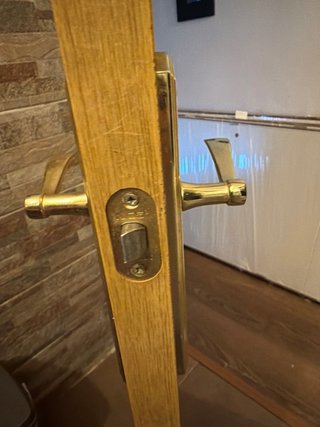 Puerta de madera con marcos y juntas y maillas
