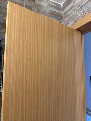 Puerta de madera con marcos y juntas y maillas