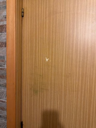 Puerta de madera con marcos y juntas y maillas