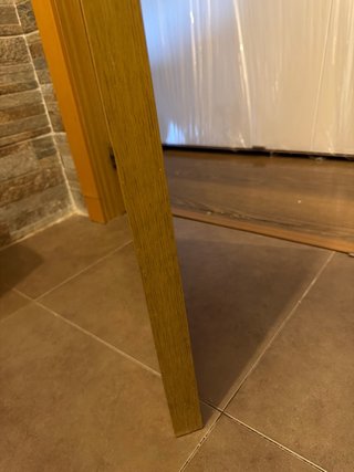 Puerta de madera con marcos y juntas y maillas