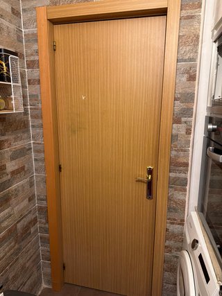 Puerta de madera con marcos y juntas y maillas