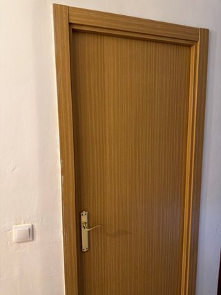 Puerta de madera con marcos y juntas y maillas