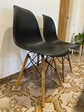 Mesa Comedor + 4 Sillas Negras