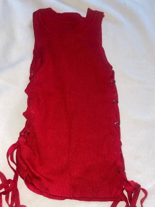 Blusa roja con cordones laterales