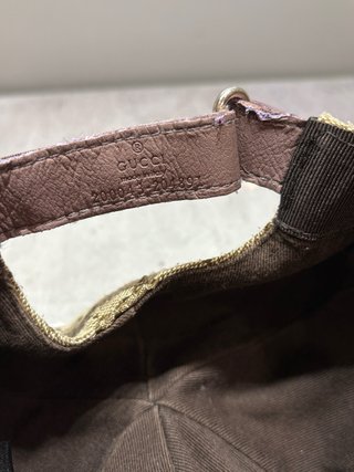 Gorra Gucci Marrón GG cuero violeta
