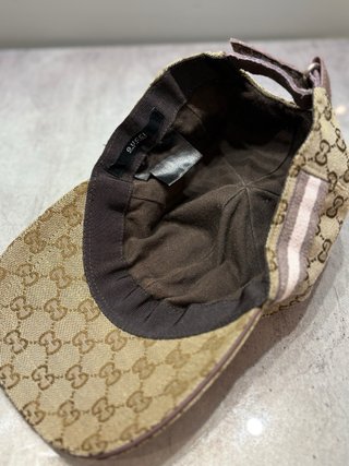 Gorra Gucci Marrón GG cuero violeta