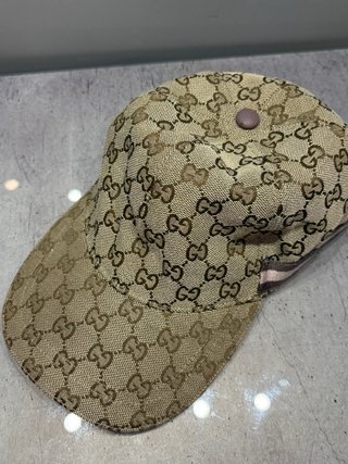 Gorra Gucci Marrón GG cuero violeta