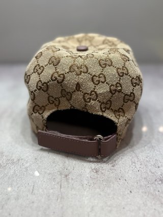 Gorra Gucci Marrón GG cuero violeta