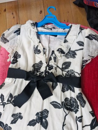 Vestido floral blanco y negro 5/6 anos