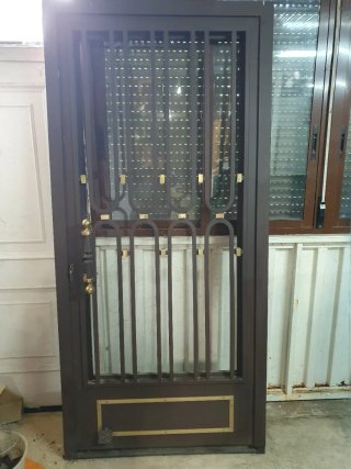 Puerta de metal con rejas