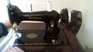 Máquina de coser Sigma con mueble