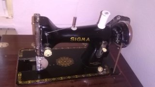 Máquina de coser Sigma con mueble