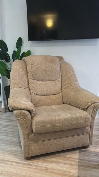 Dos sillones orejeros tapizados beige
