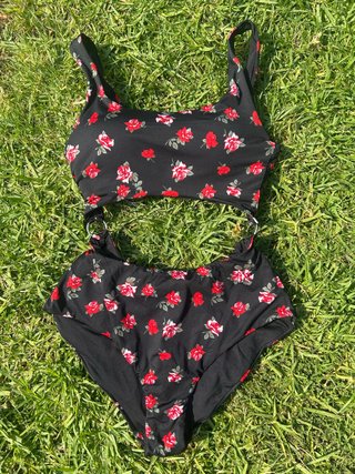 Trikini Tezenis Negro con Rosas Rojas