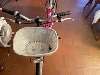 Bicicleta rosa con cesta y portabultos