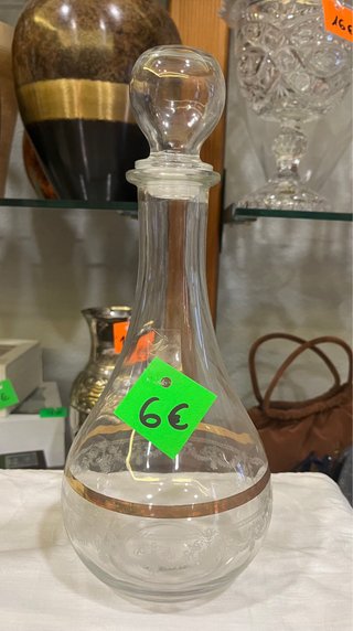 Licorera de cristal con detalles dorados