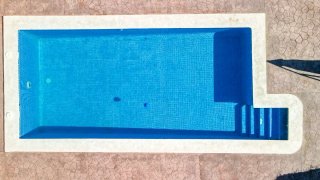 Limpieza y mantenimiento de piscinas .