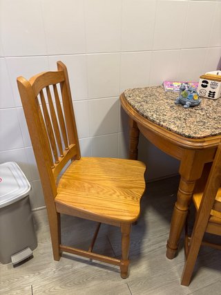 Mesa de cocina con 2 sillas y 2 taburetes