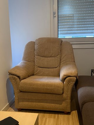 Dos sillones orejeros tapizados beige