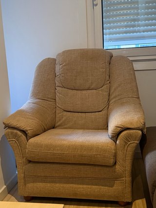 Dos sillones orejeros tapizados beige