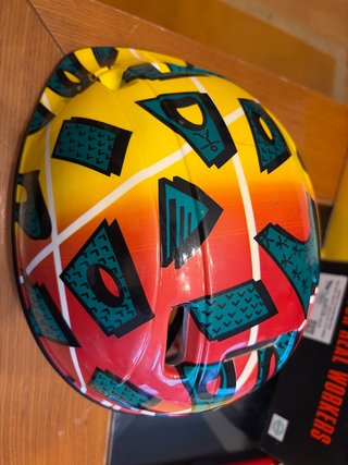 Casco de bicicleta con diseño vibrante