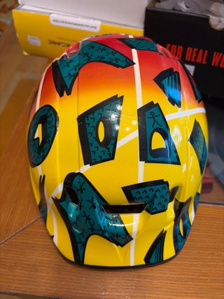 Casco de bicicleta con diseño vibrante