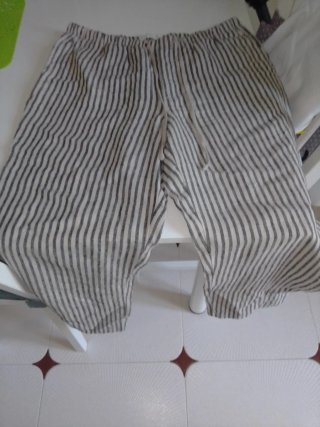 Pantalón de rayas gris y blanco