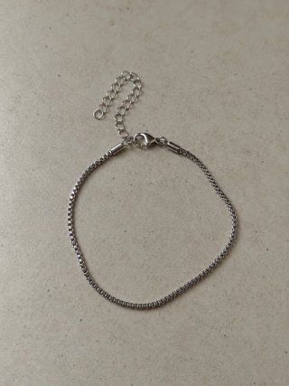 Pulsera plateada con cadena ajustable