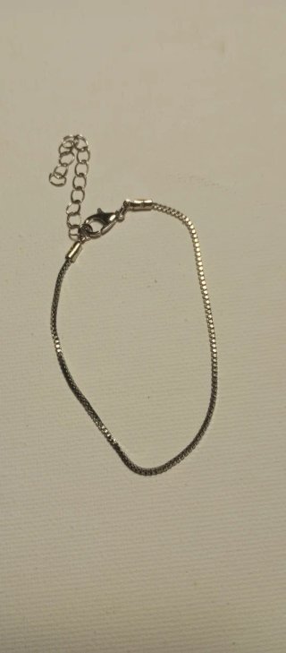 Pulsera plateada con cadena ajustable