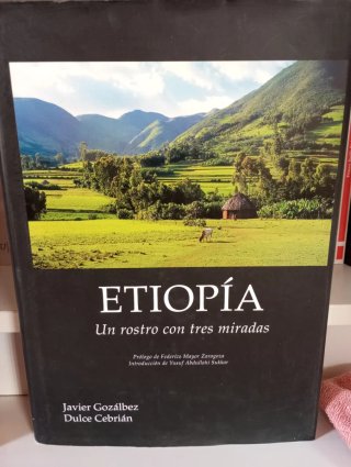 Libro sobre Etiopía con bonitas fotografías.