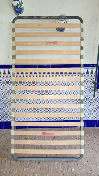 Somier de láminas de madera y metal