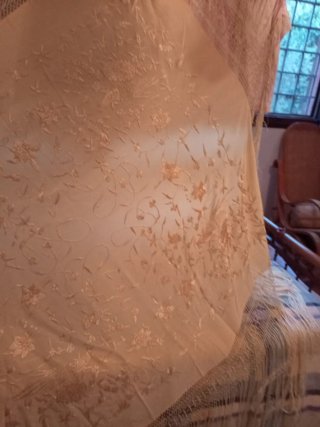 Mantón de Manila bordado a mano de seda