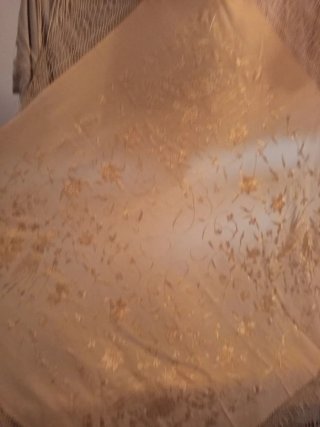 Mantón de Manila bordado a mano de seda