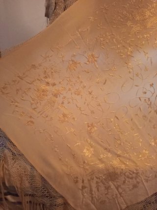 Mantón de Manila bordado a mano de seda