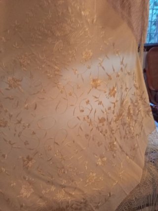 Mantón de Manila bordado a mano de seda