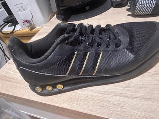 Zapatillas Adidas Negras y Doradas